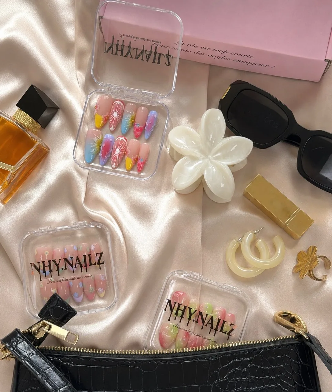 Press-on NHY.NAILZ, parfum et accessoires sur satin